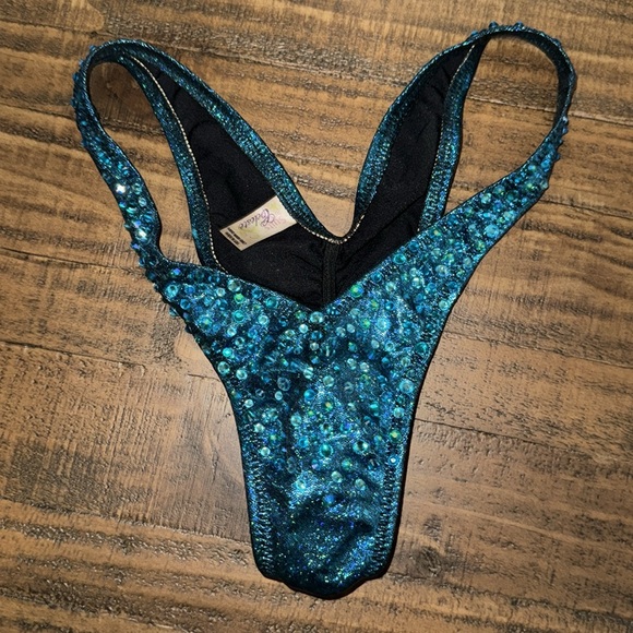 CUSTOM Bodybuilding Competition Bikini / Suit - Picture 5 of 9